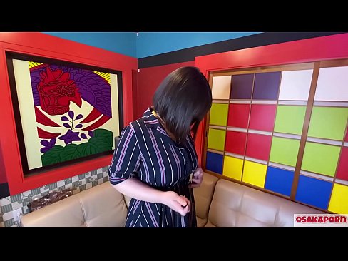 ❤️ Cutie Japanese pẹlu awọn omu nla ṣe baraenisere pẹlu awọn nkan isere ibalopọ ati pe o ni orgasm kan. O sọrọ ninu ifọrọwanilẹnuwo kan nipa iriri onibaje rẹ. Awọn ori omu nla ati obo ti o ni irun ti n kerora. Osaka onihoho ❤️  Ibalopo